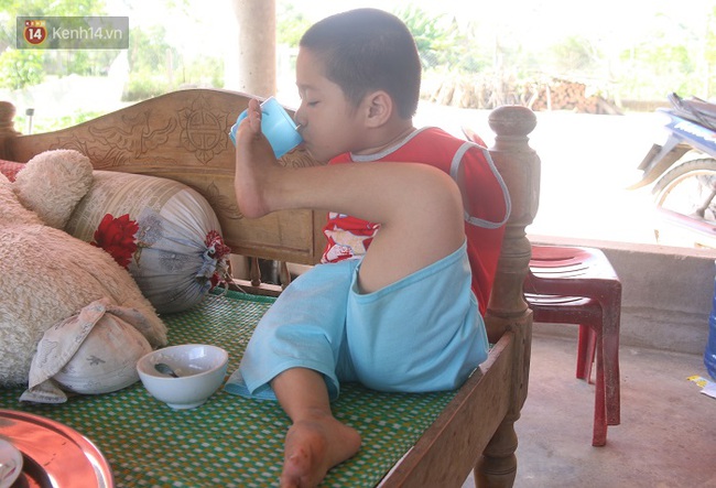 Đ&ocirc;i ch&acirc;n kỳ diệu của cậu b&eacute; mồ c&ocirc;i kh&ocirc;ng tay ở Quảng Trị - Ảnh 3.