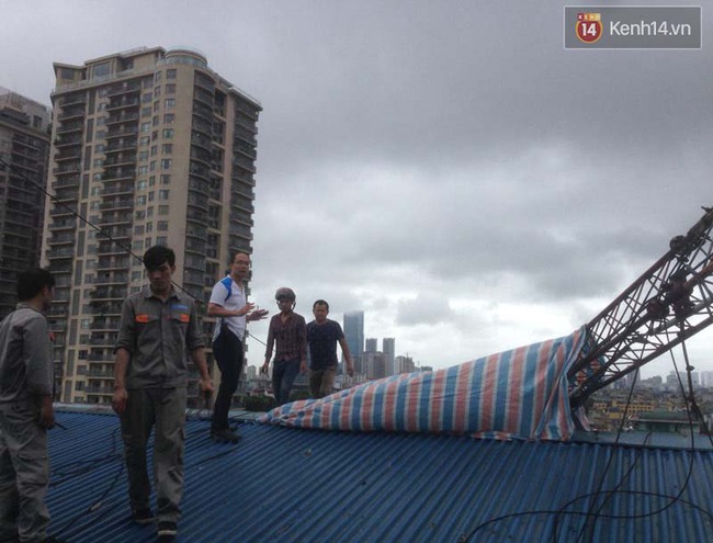 H&agrave; Nội: Cột thu ph&aacute;t s&oacute;ng đổ gục, sắt rơi tr&uacute;ng đầu khiến 1 người tử vong - Ảnh 2.