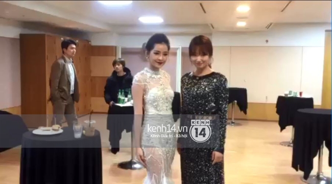 Clip độc quyền: Chi Pu đọ sắc Yoona, Park Shin Hye trong hậu trường Asia Artist Awards - Ảnh 2.