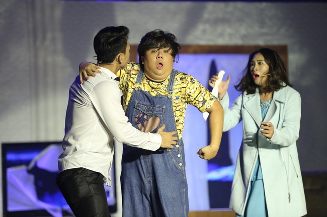 Happy Polla bất ngờ ca múa, diễn hài trên sân khấu Cười xuyên Việt - Ảnh 11.