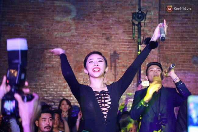 Clip: T&oacute;c Ti&ecirc;n, Ti&ecirc;n Ti&ecirc;n. Soobin, Ho&agrave;ng Touliver đ&atilde; quẩy hết m&igrave;nh thế n&agrave;o tr&ecirc;n bar - Ảnh 7.