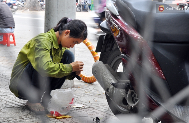Cô gái 21 tuổi sửa xe máy ở vỉa hè Sài Gòn để phụ ba mẹ nuôi các em ăn học - Ảnh 8.