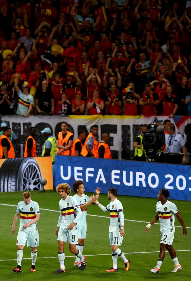 Bỉ hủy diệt Hungary v&agrave;o tứ kết chạm tr&aacute;n xứ Wales - Ảnh 15.