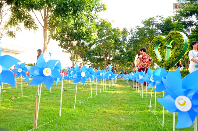 Người Sài Gòn thích thú chụp ảnh trong khu vườn 3.500 chong chóng đủ màu sắc - Ảnh 9.
