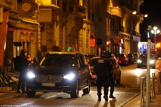 Thi thể nạn nhân nằm la liệt tại hiện trường vụ tấn công khiến hơn 200 người thương vong ở Pháp - Ảnh 8.