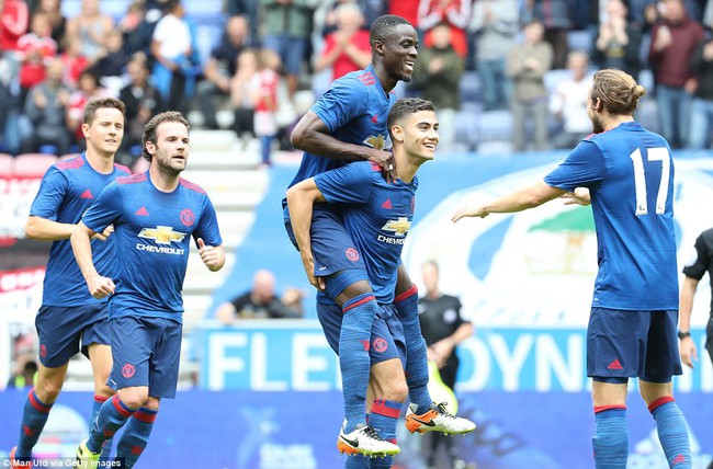 MU thắng trận trong ng&agrave;y ra mắt t&acirc;n HLV Jose Mourinho - Ảnh 12.