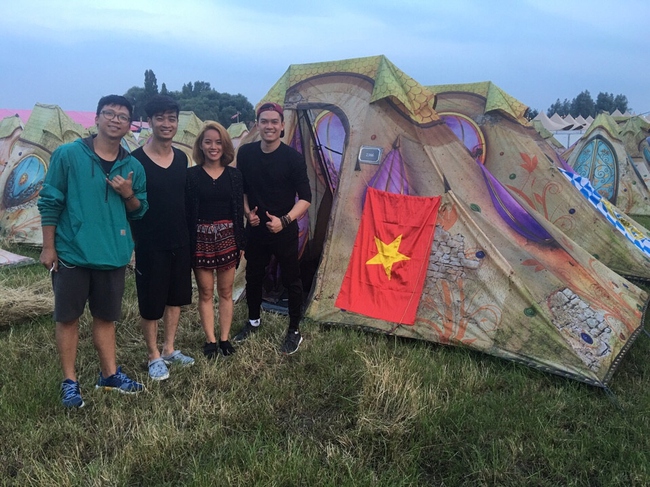 Slim V cùng người yêu dựng lều tham gia lễ hội Tomorrowland tại Bỉ - Ảnh 5.