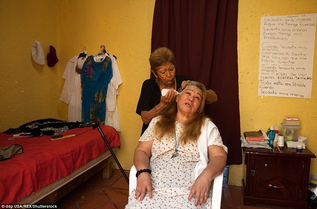 Ch&ugrave;m ảnh: Cuộc sống của những g&aacute;i mại d&acirc;m &ldquo;nghỉ hưu&rdquo; ở Mexico - Ảnh 10.
