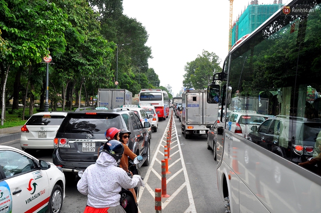 Kẹt xe nghiêm trọng ở cửa ngõ sân bay Tân Sơn Nhất vào giữa trưa - Ảnh 12.