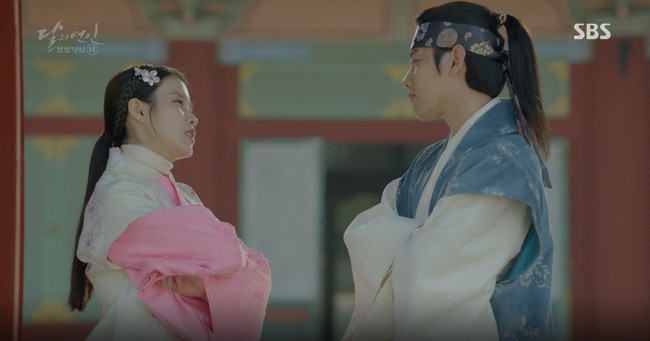 Moon Lovers: Đánh nhau chán chê, hoàng tử Baekhyun lại đột nhiên phải lòng IU - Ảnh 1.