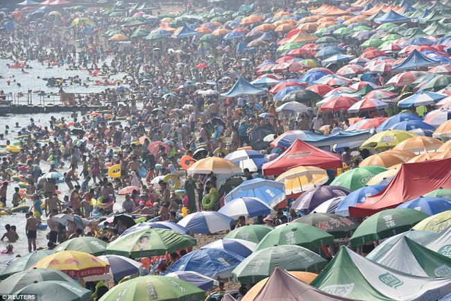 Th&ecirc;m những h&igrave;nh ảnh cho thấy sự đ&ocirc;ng đ&uacute;c đến nghẹt thở tại Trung Quốc - Ảnh 11.