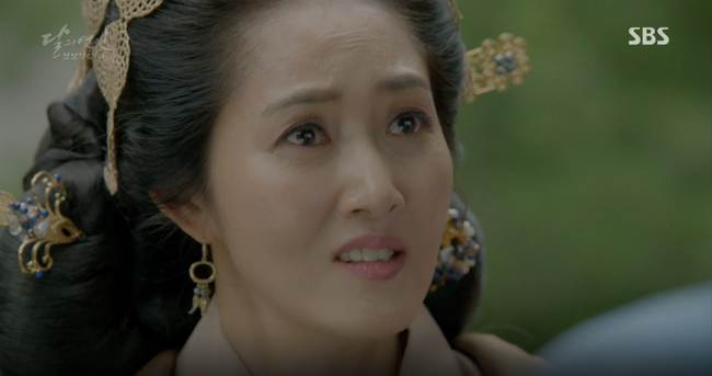 Moon Lovers: &ldquo;Anh Tư&rdquo; Lee Jun Ki t&aacute;i hiện lại cảnh che mưa kinh điển trong Bộ Bộ Kinh T&acirc;m! - Ảnh 13.