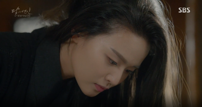 Moon Lovers: &ldquo;Mười&rdquo; Baekhyun su&yacute;t toi mạng dưới tay&hellip; bố vợ - Ảnh 4.