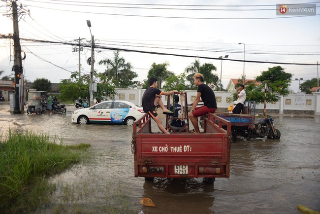 Nắng nóng nhiều ngày ở Sài Gòn, đường phố vẫn ngập lênh láng vì triều cường - Ảnh 10.