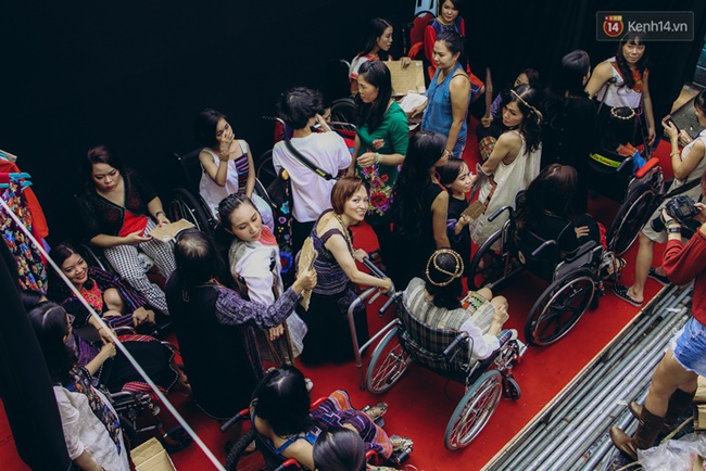 Chùm ảnh xúc động về nét đẹp của những người phụ nữ khuyết tật trên sàn diễn thời trang ở Sài Gòn - Ảnh 17.