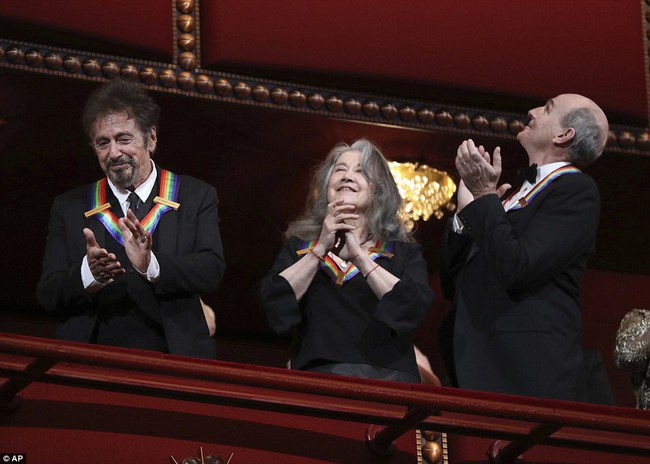 Bà Michelle cực xinh đẹp, sánh đôi cùng ông Obama tới dự lễ trao giải Kennedy Center Honors 2016 - Ảnh 19.