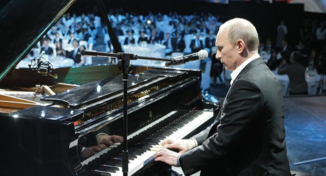 B&ecirc;n cạnh v&otilde; thuật hay l&aacute;i m&aacute;y bay, Tổng thống Putin c&ograve;n th&agrave;nh thạo nhiều thứ tiếng - Ảnh 3.