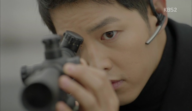 Khán giả há hốc mồm vì khả năng “bất tử” của Song Joong Ki trong “Hậu Duệ Mặt Trời” - Ảnh 10.
