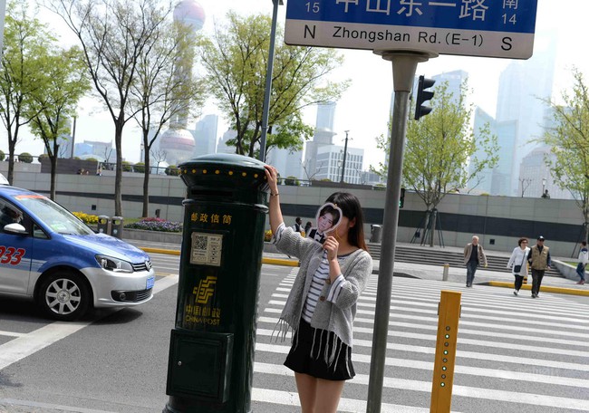 Ng&atilde; ngửa trước l&yacute; do d&ograve;ng người d&agrave;i dằng dặc đang xếp h&agrave;ng để chụp ảnh với h&ograve;m thư b&ecirc;n vệ đường - Ảnh 11.