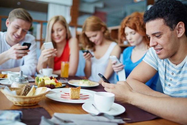 Suốt ng&agrave;y &ocirc;m smartphone, cẩn thận c&oacute; ng&agrave;y mắt l&aacute;c - Ảnh 3.