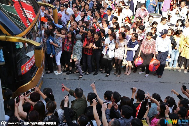 Hàng chục ngàn phụ huynh Trung Quốc tiễn con lên đường đi thi Đại học - Ảnh 12.