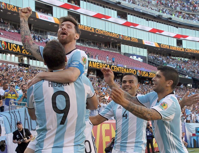 Messi kiến tạo và ghi bàn giúp Argentina vào bán kết Copa America 2016 - Ảnh 13.