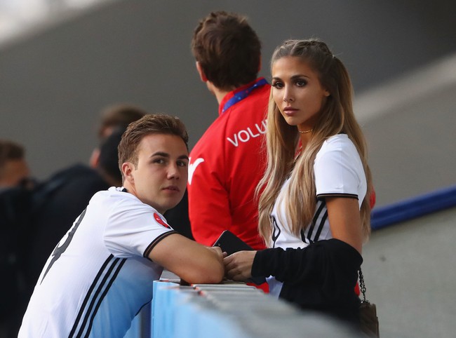 Trai đẹp Mario Gotze hôn say đắm bạn gái thiên thần - Ảnh 9.