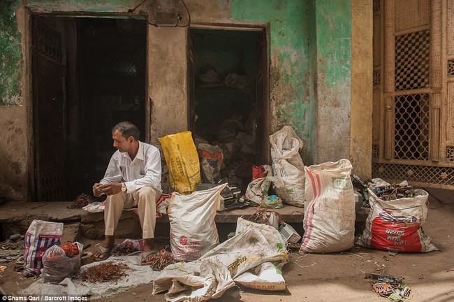 Cuộc sống mưu sinh trên bãi rác thải điện tử khổng lồ ở Seelampur, Ấn Độ - Ảnh 11.