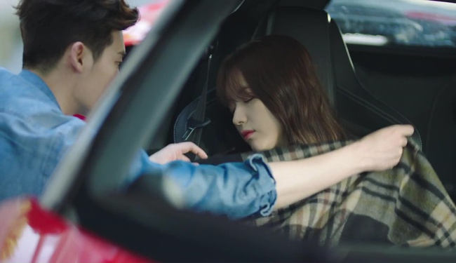 “W – Two Worlds”: Han Hyo Joo phanh áo tắm trước mặt Lee Jong Suk - Ảnh 12.