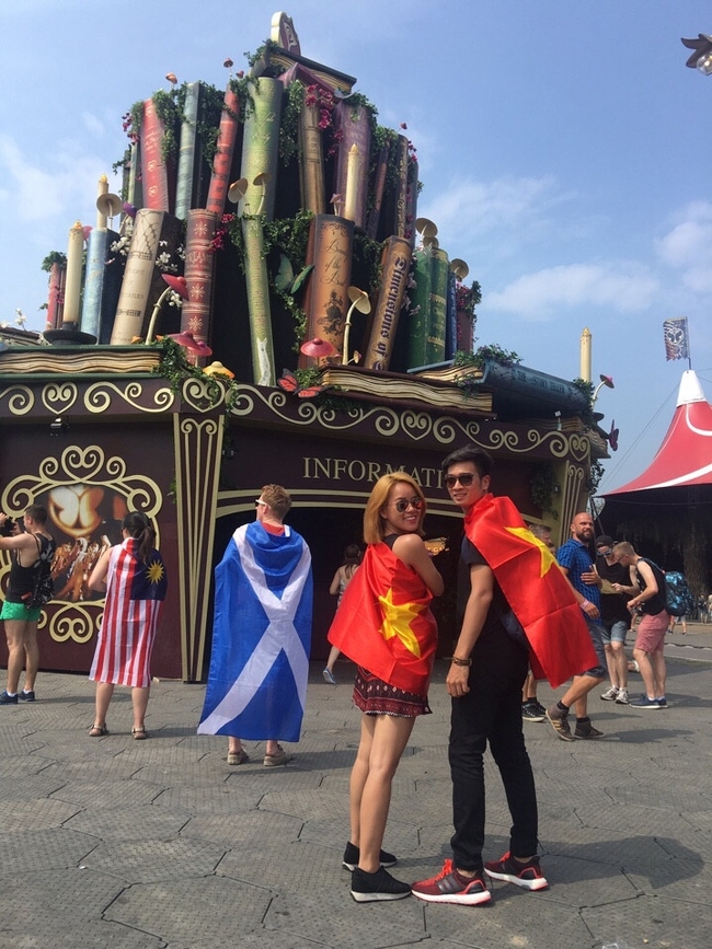 Slim V cùng người yêu dựng lều tham gia lễ hội Tomorrowland tại Bỉ - Ảnh 4.