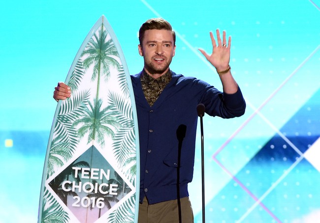 Khoảnh khắc hot nhất Teen Choice Awards: Justin Timberlake suýt hôn đồng giới với sao nam - Ảnh 2.