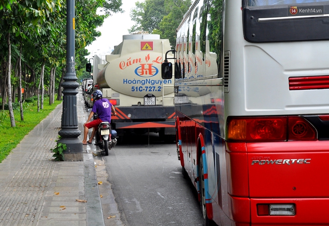 Kẹt xe nghiêm trọng ở cửa ngõ sân bay Tân Sơn Nhất vào giữa trưa - Ảnh 9.