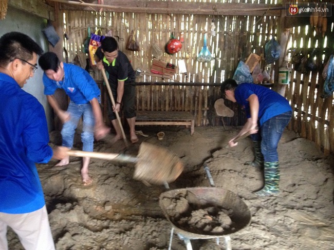 Chùm ảnh: Xách nước, đẩy bùn đất ra khỏi nhà dân sau đợt lũ kinh hoàng ở Lào Cai - Ảnh 9.