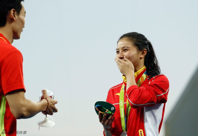 Nữ VĐV Trung Quốc xinh đẹp bật khóc khi được cầu hôn trên sàn đấu Olympic 2016 - Ảnh 11.