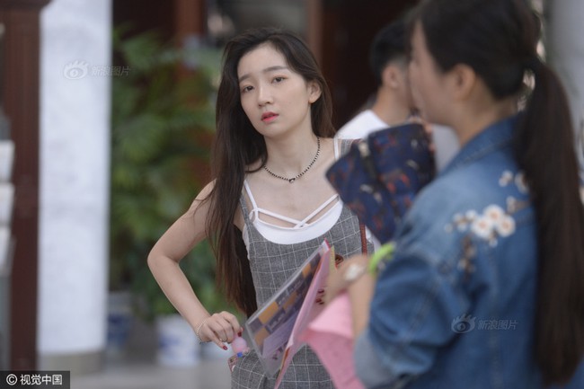Những nữ sinh xinh đẹp trong ng&agrave;y b&aacute;o danh ở l&ograve; đ&agrave;o tạo minh tinh h&agrave;ng đầu Trung Quốc - Ảnh 3.