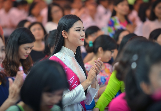 Á hậu Thanh Tú xinh xắn diện Áo dài, được đón tiếp nồng hậu khi quay về trường cũ - Ảnh 1.