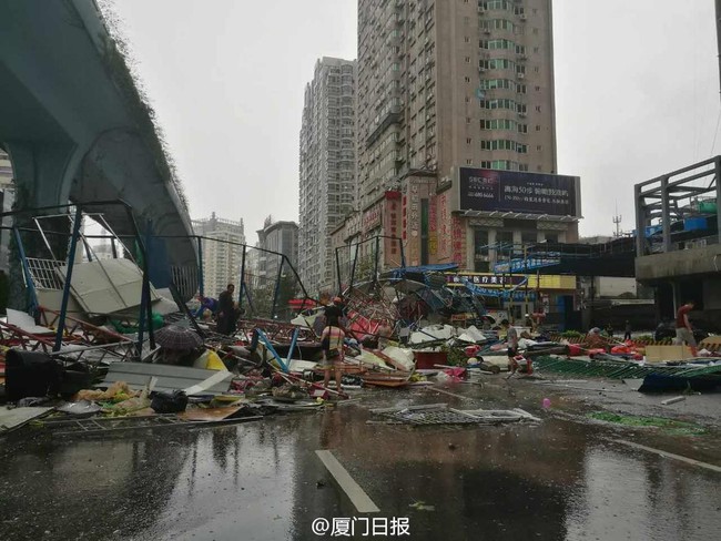Những cảnh tượng kinh hoàng khi siêu bão mạnh nhất thế giới đổ bộ Trung Quốc đại lục - Ảnh 2.