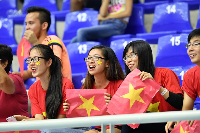 Tuyển futsal Việt Nam ăn mừng tưng bừng trong ph&ograve;ng thay đồ sau kỳ t&iacute;ch lịch sử - Ảnh 3.
