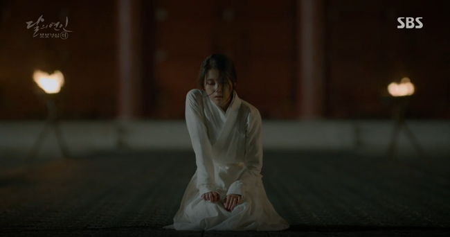 Moon Lovers: &ldquo;Anh Tư&rdquo; Lee Jun Ki t&aacute;i hiện lại cảnh che mưa kinh điển trong Bộ Bộ Kinh T&acirc;m! - Ảnh 22.
