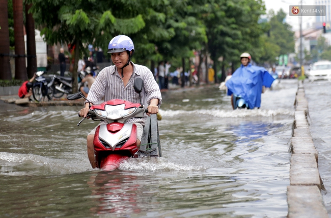 Sài Gòn lại ngập, chuyên gia nói gì về việc mưa đến chậm so với dự báo thời tiết? - Ảnh 9.