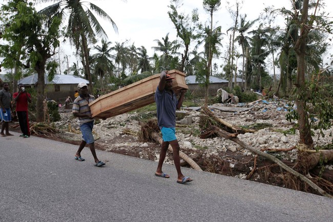 Khung cảnh hoang tàn đáng sợ sau khi bão mặt quỷ Matthew càn quét Haiti  - Ảnh 13.