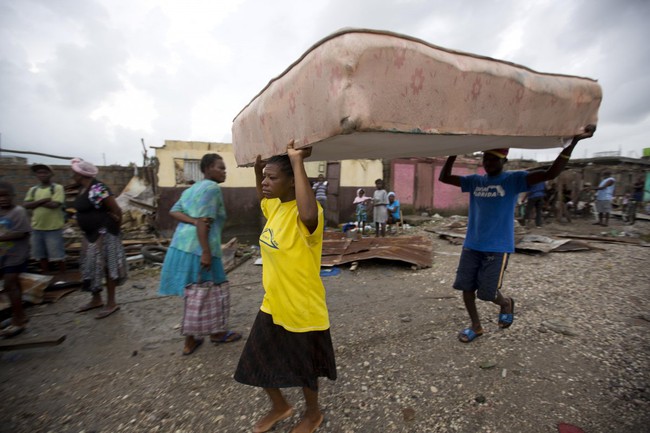 Những hình ảnh đau thương ở Haiti sau cơn bão mặt quỷ Matthew - Ảnh 11.