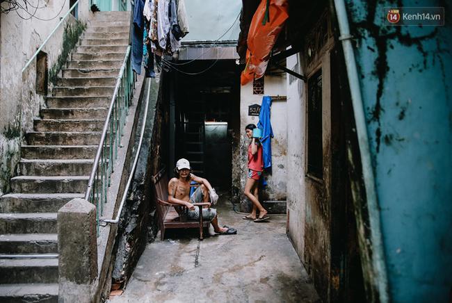 B&ecirc;n trong con hẻm b&igrave;nh lặng c&oacute; nhiều hộ d&acirc;n sinh sống nhất ở phố đi bộ Nguyễn Huệ - Ảnh 11.