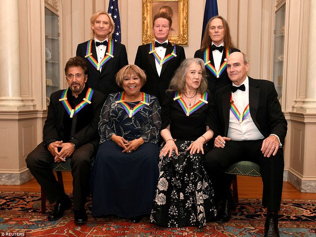 Bà Michelle cực xinh đẹp, sánh đôi cùng ông Obama tới dự lễ trao giải Kennedy Center Honors 2016 - Ảnh 21.