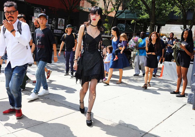 Phong c&aacute;ch ph&oacute;ng kho&aacute;ng, thực tế ăn s&acirc;u v&agrave;o m&aacute;u giới mộ điệu thời trang tại NYFW - Ảnh 1.