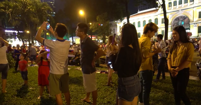 Clip: Người d&acirc;n v&ocirc; tư xả r&aacute;c, giẫm l&ecirc;n b&atilde;i cỏ ở trung t&acirc;m S&agrave;i G&ograve;n v&agrave;o đ&ecirc;m Gi&aacute;ng sinh - Ảnh 2.