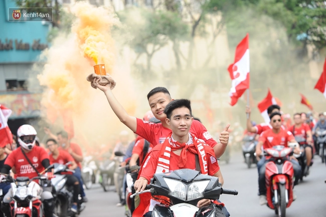 Fan Hải Phòng đốt pháo sáng, làm náo loạn đường phố thủ đô trước trận gặp Hà Nội T&T - Ảnh 2.