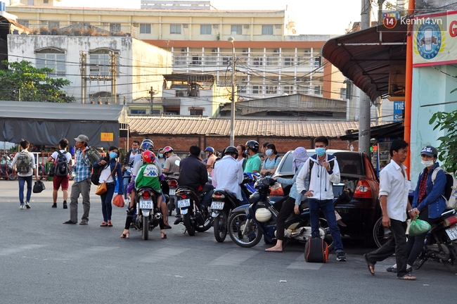 Người dân trở lại Hà Nội, Sài Gòn sau kỳ nghỉ lễ kéo dài 3 ngày - Ảnh 14.