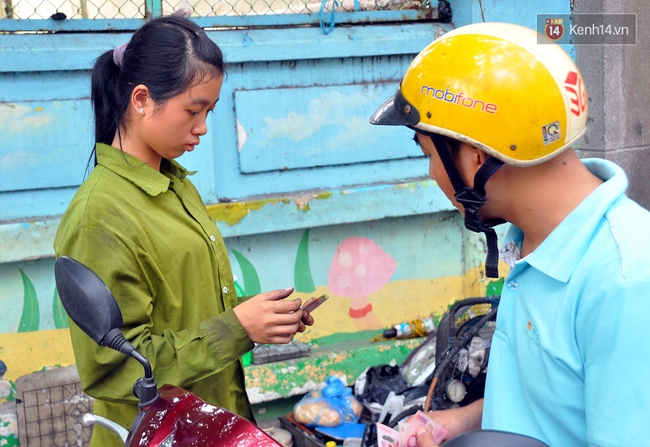 Cô gái 21 tuổi sửa xe máy ở vỉa hè Sài Gòn để phụ ba mẹ nuôi các em ăn học - Ảnh 9.