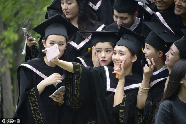 Trai đẹp gái xinh tề tựu trong lễ tốt nghiệp ở ngôi trường sản sinh ra các thần tiên tỷ tỷ - Ảnh 10.